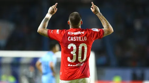 Nico Castillo celebró otro gol de tiro libre con la UC. Esta vez ante Deportes Iquique.