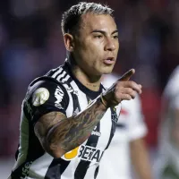 Milito explica los pocos minutos a Vargas en el Mineiro