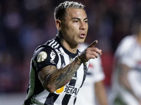 Milito explica los pocos minuto a Vargas en el Mineiro