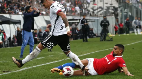 Branco Ampuero le quita un balón a Carlos Palacios.