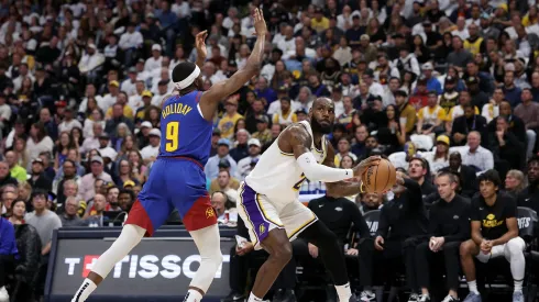 Los Lakers enfrentan a los Nuggets.