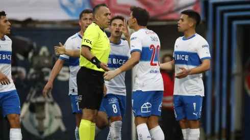 En Universidad Católica reclamaron con todo que en el gol de Colo Colo había dos balones en la cancha.