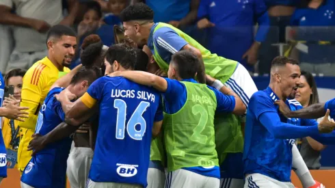 Los futbolistas de Cruzeiro celebran una conquista.