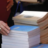 Día del Libro: ¿Quiénes leen más en Chile y cuál es la categoría que más les interesa?