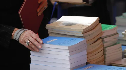 La Vicerrectoría de extensión y Comunicaciones de la U. de Chile y el Archivo Central Andrés Bello conmemora el Día del Libro entregando más de cuatro mil ejemplares gratuitos en el frontis de la casa de estudios superiores (2023)