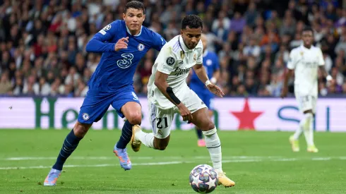 Thiago Silva en el Chelsea lucha un balón con Rodrygo del Real Madrid.