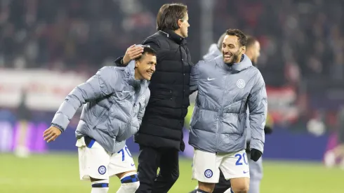 Alexis Sánchez y Hakan Çalhanoglu celebran junto a Simone Inzaghi. El turco fue uno de los que columpió al presidente.