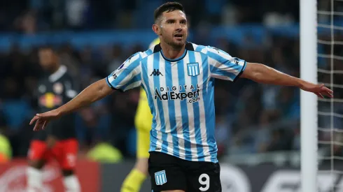 Maravilla Martínez celebra un gol en Racing.