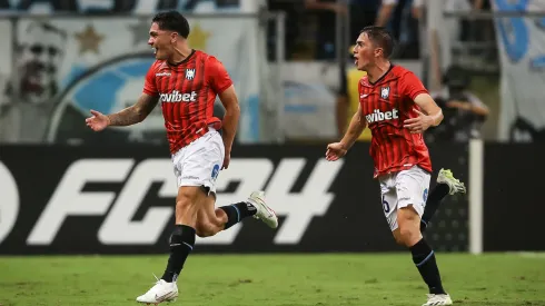 Gonzalo Montes celebra un gol de Huachipato.