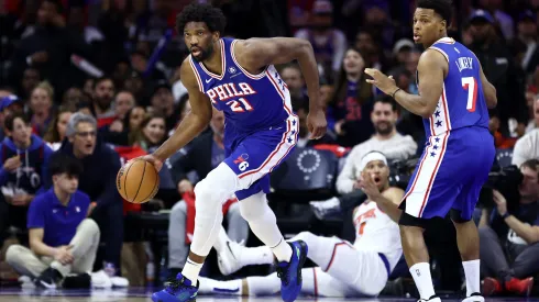 Joel Embiid sufre de parálisis facial.