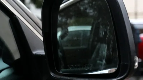 Santiago,15 marzo 2024.<br />
Fotografías Referenciales de grabado de patente en espejos de automóviles.<br />
Javier Salvo/Aton Chile