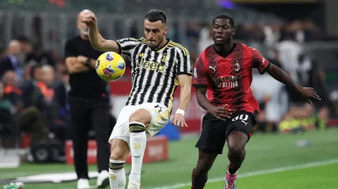 Juventus y Milan se enfrentan en la Serie A.