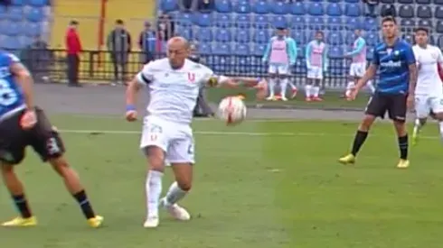 Díaz tocó el balón con su brazo izquierdo pero Piero Maza desestimó que fuese penal