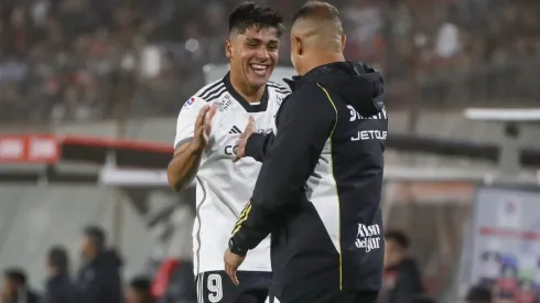 Almirón le dio un gran abrazo a Pizarro.