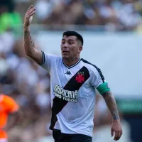 Hinchas de Vasco aprietan a Medel y Galdames