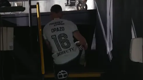 Óscar Opazo camino a la cancha del Monumental.
