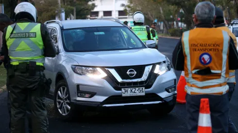 Santiago, 02 de mayo 2024<br />
En el marco del primer día de funcionamiento de la restriccion vehicular en la Región Metropolitana, el ministro de Transportes y Telecomunicaciones, junto con la alcaldesa de Nunoa, la jefa de Zona, Tránsito, Carreteras y Seguridad Vial, general el jefe del Programa Nacional de Fiscalización, Óscar Carrasco, y el seremi del MTT de la RM, fiscalizan el cumplimiento de la medida que busca mejorar la calidad del aire en el gran Santiago.<br />
Javier Salvo/Aton Chile