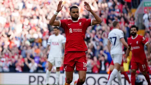 Liverpool goleó al Tottenham y sigue en la lucha por el liderato de la Premier.