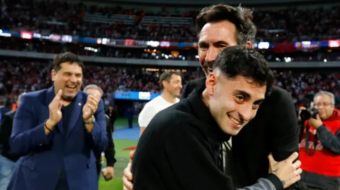 Javier Altamirano se abraza con el DT de Estudiantes. Fue premonitor del autor del gol Pincharrata en el tiempo regular.