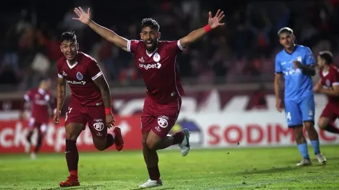 Lucas Alarcón celebró para Deportes La Serena.
