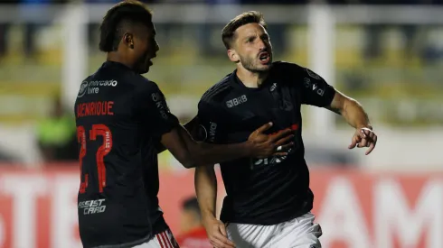 Matias Viña y Bruno Henrique, de Flamengo, eufóricos.