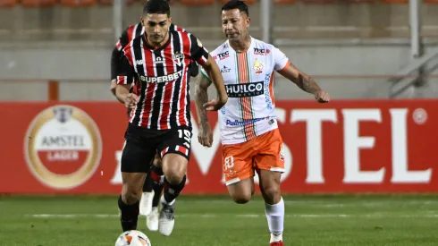 Leo Valencia ante Sao Paulo. Michel Araujo conduce el balón.