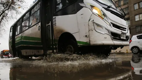 Micro en medio de la lluvia