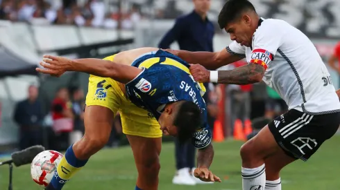 Esteban Pavez forcejea con Rodrigo Contreras.