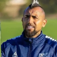 Arturo Vidal toma su propia pizarra como entrenador de fútbol profesional
