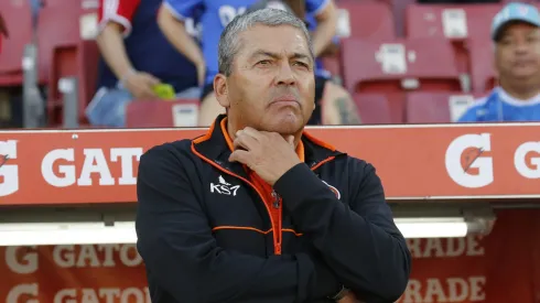 Gustavo Huerta se protege del farolillo rojo.