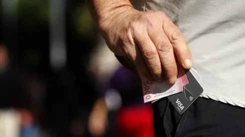 Persona guarda dinero en su bolsillo