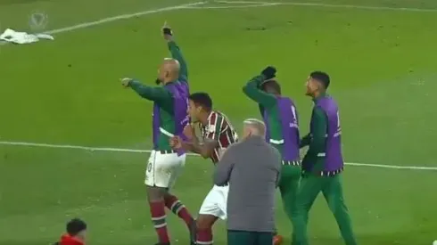 Felipe Melo haciendo gestos hacia el sector Arica en la Ruca.