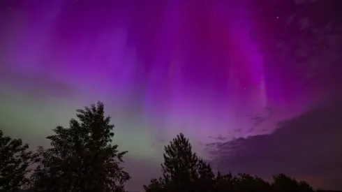 Así lucen los cielos con una aurora polar.