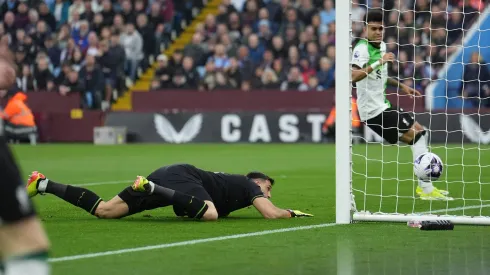 Dibu Martínez se comió un gol horroroso ante Liverpool