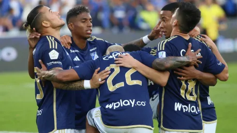 Los jugadores de Millonarios festejan un gol.