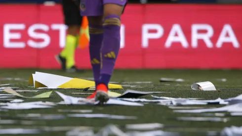 Hinchas de Colo Colo lanzaron cientos de papeles a la cancha