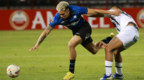Maxi Gutiérrez, de Huachipato, pelea por la pelota.