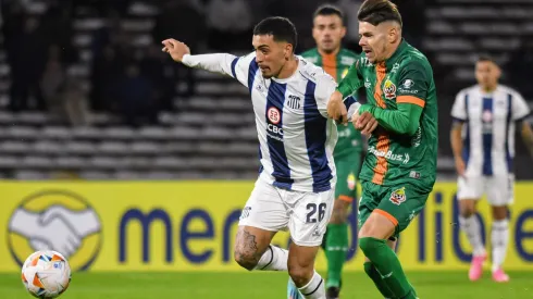 Franco García lucha ante Talleres de Córdoba. Cobresal tiene una chance más de seguir con vida en el plano internacional.