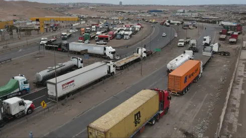 Alto Hospicio, 13 de Mayo del 2024.<br />
Camioneros de algunos sectores mantienen tomada y cortada la salida sur de la ruta A-16, ubicada en el sector de La Azufrera de Alto Hospicio en protesta por la alta inseguridad y ola migratoria en el Chile.<br />
Alex Diaz/Aton Chile