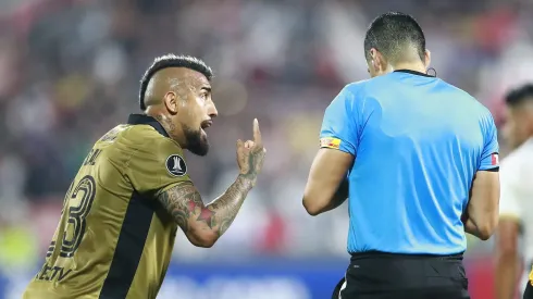 Vidal fue expulsado ante Alianza Lima. Y le reclamó al argentino Yael Falcón.