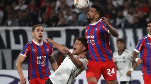 Cristian Javier Báez lucha un balón con Leonardo Gil. Su expulsión generó un lío grande en Cerro Porteño.