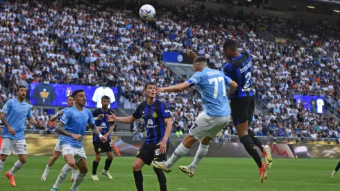 Denzel Dumfries marcó tras pase de Alexis.