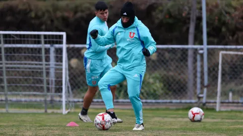 Los jugadores de la U entrenaron en una fría jornada en el CDA.
