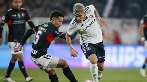 Carlos Palacios jugando por Colo Colo ante Palestino.