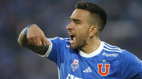 Matías Zaldivia da indicaciones en el Clásico Universitario 198.