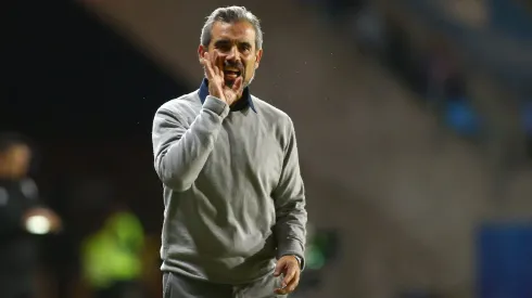 Miguel Ramírez calienta el partido con Colo Colo.