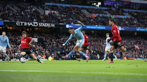 Phil Foden remata a portería en el clásico de Manchester.