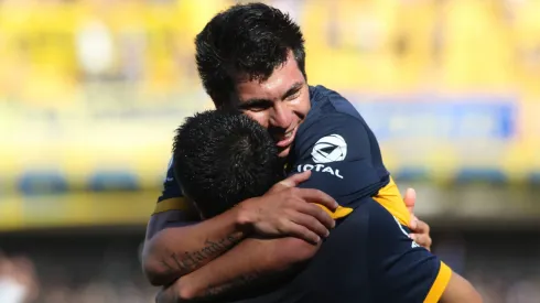 Gary Medel abrazado con Juan Román Riquelme, actual presidente de Boca.