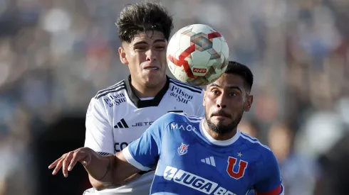 Emmanuel Ojeda intenta controlar un balón ante la marca de Carlos Palacios.
