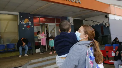 Santiago, 7 junio 2022.<br />
Niños y niñas llegan a la urgencia del hospital Luis Calvo Mackenna. Suben los contagios de influenza y Sincicial afectando a niños y tercera edad.<br />
Marcelo HernandezAton Chile